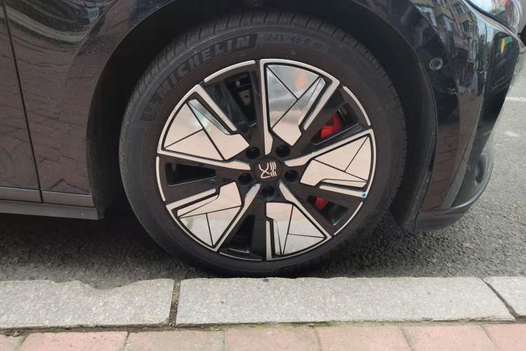 Used BYD Han L 2025 EV 701KM LiDAR Deluxe Edition Right Front Wheel Hub