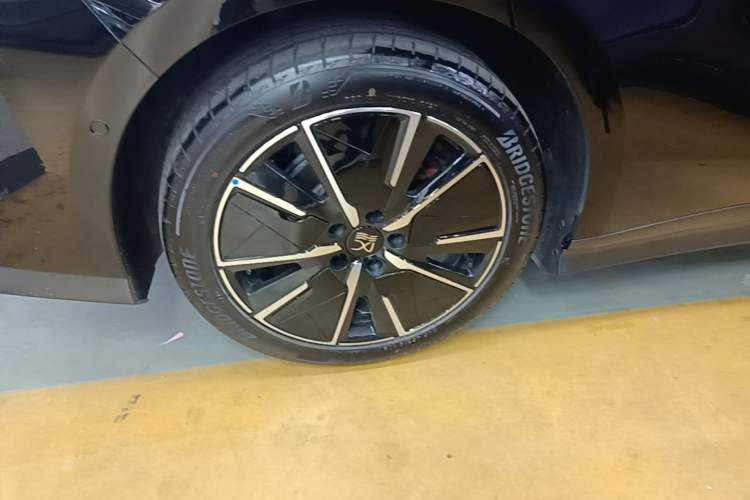 Used BYD Han L 2025 DM-i 200KM LiDAR Luxury Model Right Rear Wheel Hub