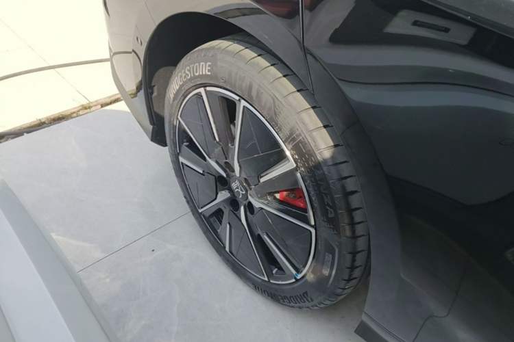Used BYD Han L 2025 DM-i 200KM LiDAR Luxury Model Right Rear Wheel Hub