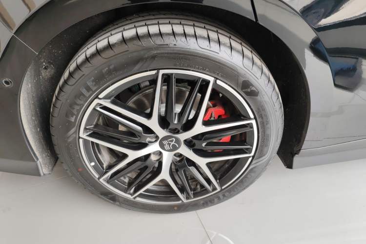 Used BYD Han L 2025 DM-p Four-Wheel-Drive LiDAR Flagship Model Right Rear Wheel Hub