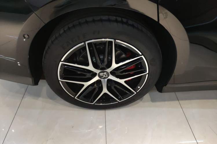 Used BYD Han L 2025 DM-p Four-Wheel-Drive LiDAR Flagship Model Right Rear Wheel Hub