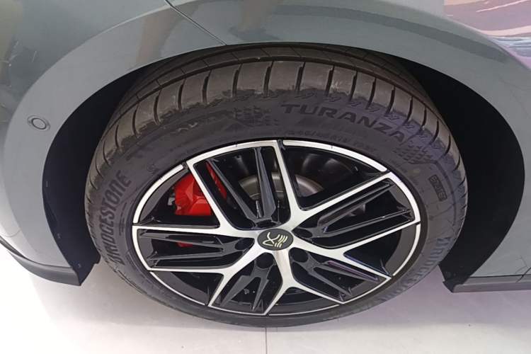 Used BYD Han L 2025 DM-p Four-Wheel-Drive LiDAR Flagship Model Left Front Wheel Hub