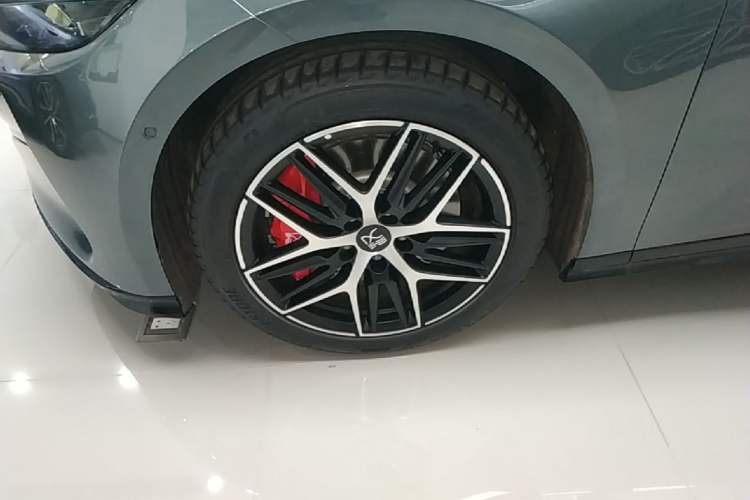 Used BYD Han L 2025 DM-p Four-Wheel-Drive LiDAR Flagship Model Left Front Wheel Hub