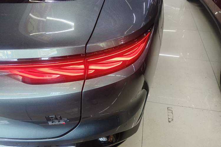 Used BYD Han L 2025 DM-p Four-Wheel-Drive LiDAR Flagship Model Right Rear Taillight