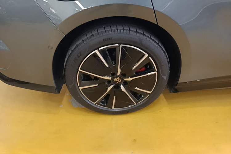 Used BYD Han L 2025 EV 701KM LiDAR Deluxe Edition Right Rear Wheel Hub