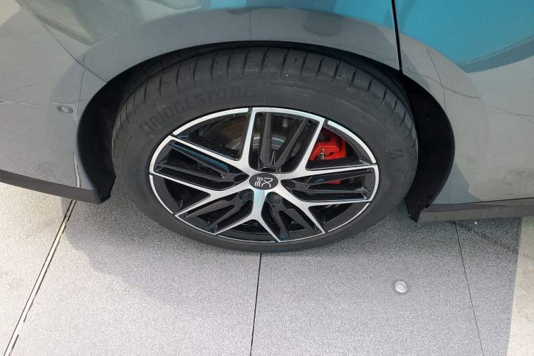 Used BYD Han L 2025 DM-p Four-Wheel-Drive LiDAR Flagship Model Right Rear Wheel Hub