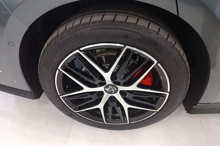 Used BYD Han L 2025 DM-p Four-Wheel-Drive LiDAR Flagship Model Right Rear Wheel Hub