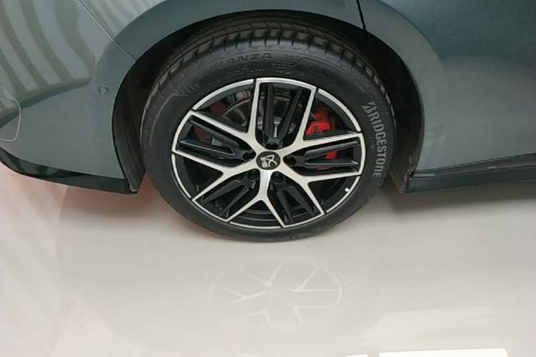 Used BYD Han L 2025 DM-p Four-Wheel-Drive LiDAR Flagship Model Right Rear Wheel Hub