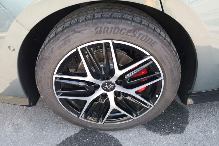 Used BYD Han L 2025 DM-p Four-Wheel-Drive LiDAR Flagship Model Right Rear Wheel Hub