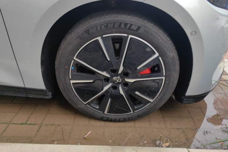 Used BYD Han L 2025 EV 701KM LiDAR Deluxe Edition Right Front Wheel Hub