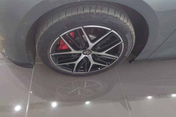 Used BYD Han L 2025 DM-p Four-Wheel-Drive LiDAR Flagship Model Left Front Wheel Hub