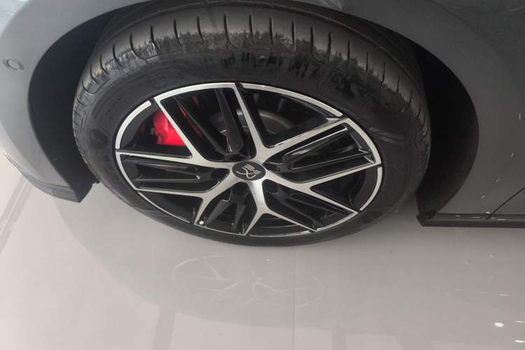 Used BYD Han L 2025 DM-p Four-Wheel-Drive LiDAR Flagship Model Left Front Wheel Hub