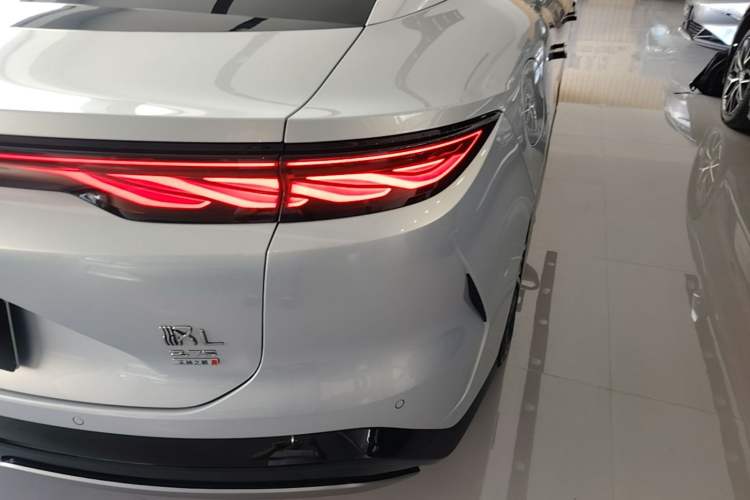 Used BYD Han L 2025 EV Four-Wheel Drive LiDAR Flagship Model Right Rear Taillight