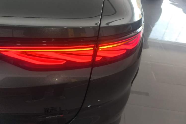 Used BYD Han L 2025 DM-p Four-Wheel-Drive LiDAR Flagship Model Right Rear Taillight