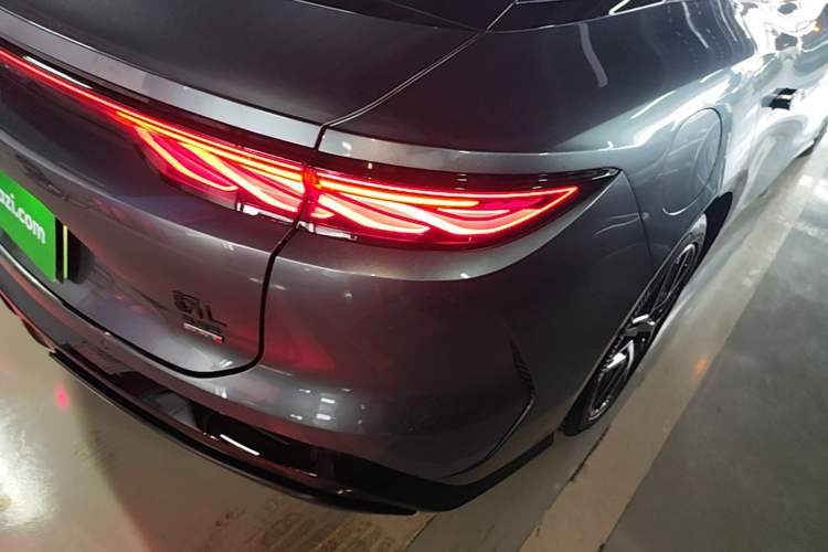 Used BYD Han L 2025 DM-p Four-Wheel-Drive LiDAR Flagship Model Right Rear Taillight