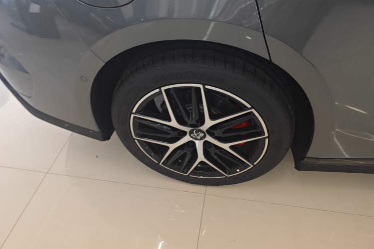 Used BYD Han L 2025 DM-p Four-Wheel-Drive LiDAR Flagship Model Right Rear Wheel Hub