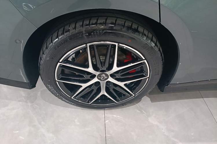 Used BYD Han L 2025 DM-p Four-Wheel-Drive LiDAR Flagship Model Right Rear Wheel Hub