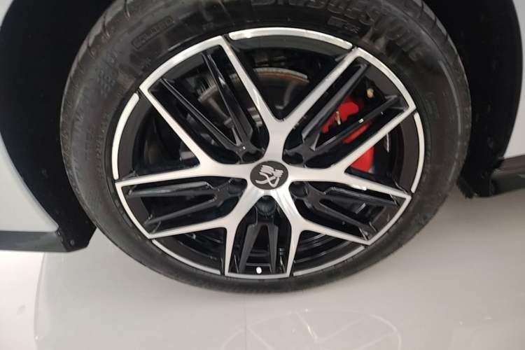 Used BYD Han L 2025 EV Four-Wheel Drive LiDAR Flagship Model Right Rear Wheel Hub