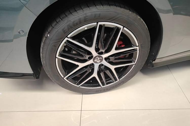 Used BYD Han L 2025 DM-p Four-Wheel-Drive LiDAR Flagship Model Right Rear Wheel Hub