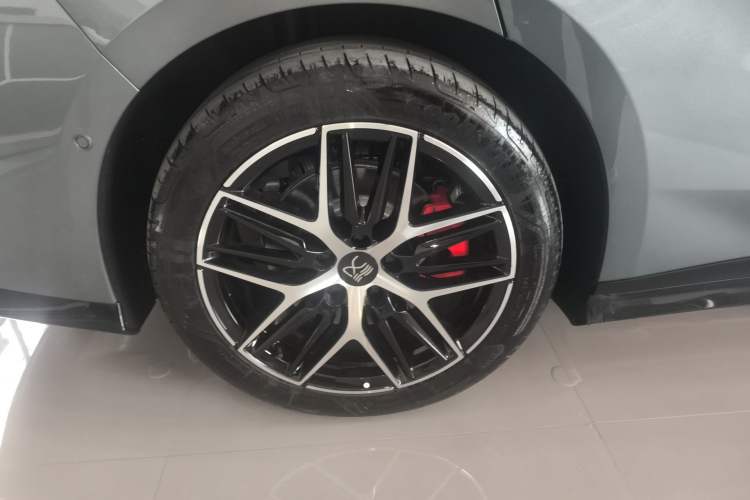 Used BYD Han L 2025 DM-p Four-Wheel-Drive LiDAR Flagship Model Right Rear Wheel Hub