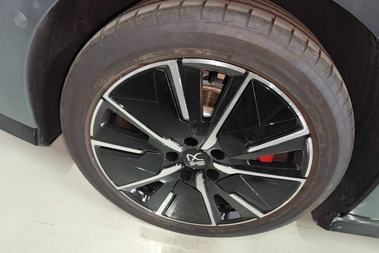 Used BYD Han L 2025 DM-i 200KM LiDAR Luxury Model Right Rear Wheel Hub