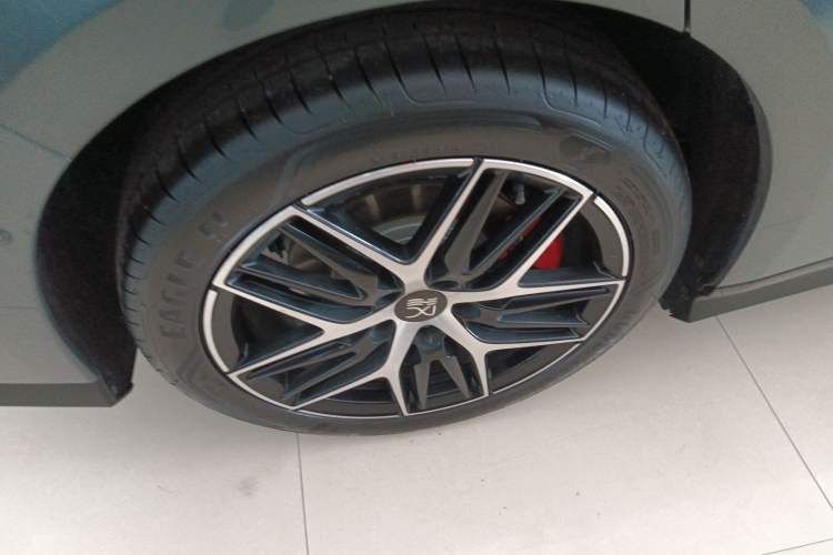 Used BYD Han L 2025 DM-p Four-Wheel-Drive LiDAR Flagship Model Right Rear Wheel Hub
