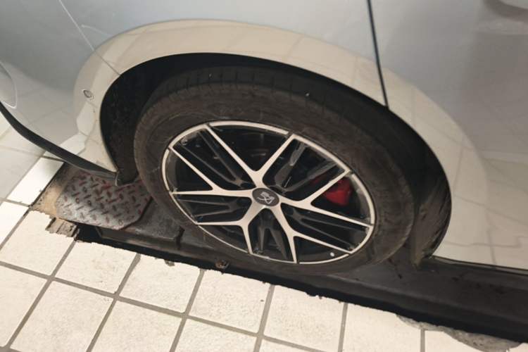 Used BYD Han L 2025 EV Four-Wheel Drive LiDAR Flagship Model Right Rear Wheel Hub