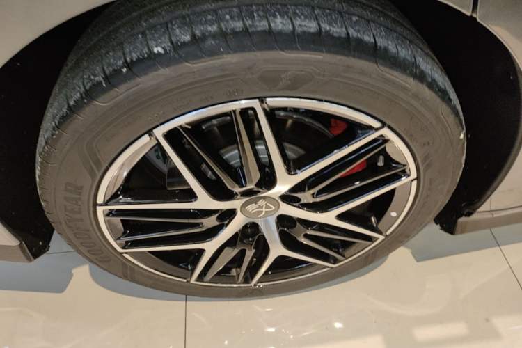 Used BYD Han L 2025 DM-p Four-Wheel-Drive LiDAR Flagship Model Right Rear Wheel Hub