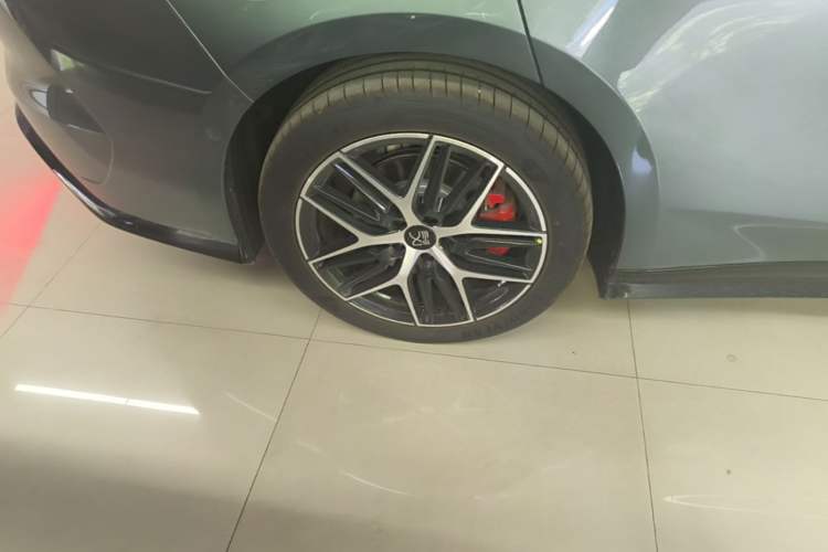 Used BYD Han L 2025 DM-p Four-Wheel-Drive LiDAR Flagship Model Right Rear Wheel Hub