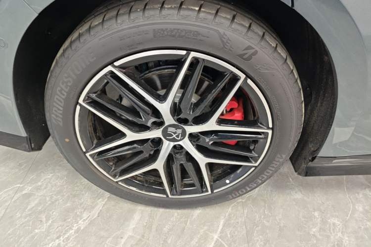 Used BYD Han L 2025 DM-p Four-Wheel-Drive LiDAR Flagship Model Right Rear Wheel Hub