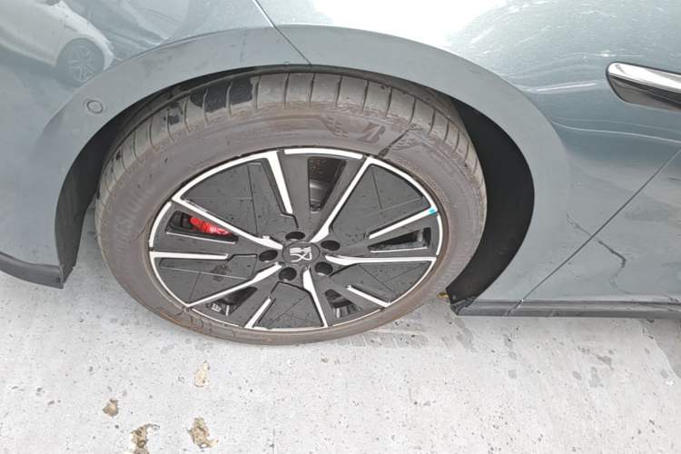 Used BYD Han L 2025 DM-i 200KM LiDAR Luxury Model Left Front Wheel Hub