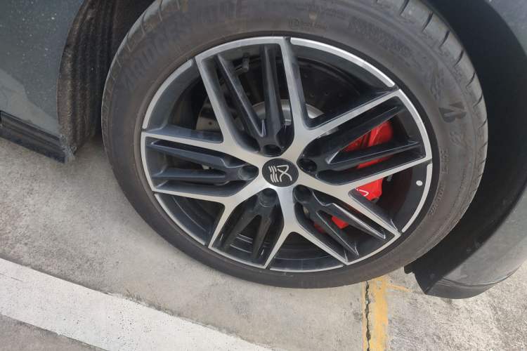Used BYD Han L 2025 DM-p Four-Wheel-Drive LiDAR Flagship Model Right Front Wheel Hub