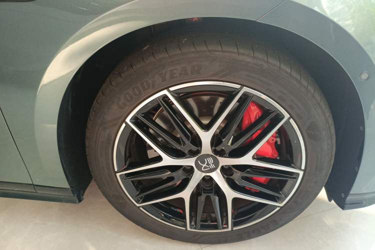 Used BYD Han L 2025 DM-p Four-Wheel-Drive LiDAR Flagship Model Right Front Wheel Hub