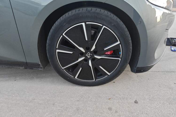 Used BYD Han L 2025 EV 701KM LiDAR Deluxe Edition Right Front Wheel Hub