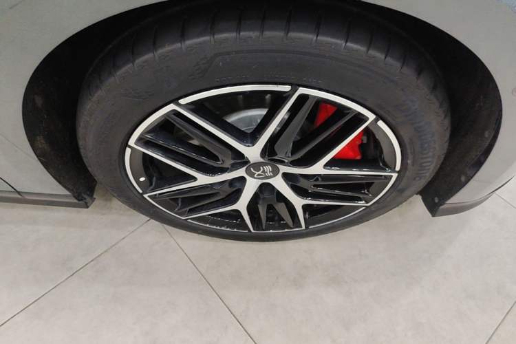 Used BYD Han L 2025 DM-p Four-Wheel-Drive LiDAR Flagship Model Right Front Wheel Hub