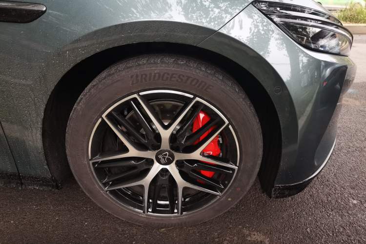 Used BYD Han L 2025 DM-p Four-Wheel-Drive LiDAR Flagship Model Right Front Wheel Hub
