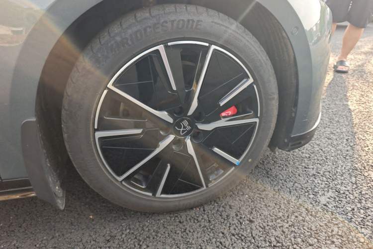 Used BYD Han L 2025 DM-i 200km LiDAR Flagship Model Right Front Wheel Hub