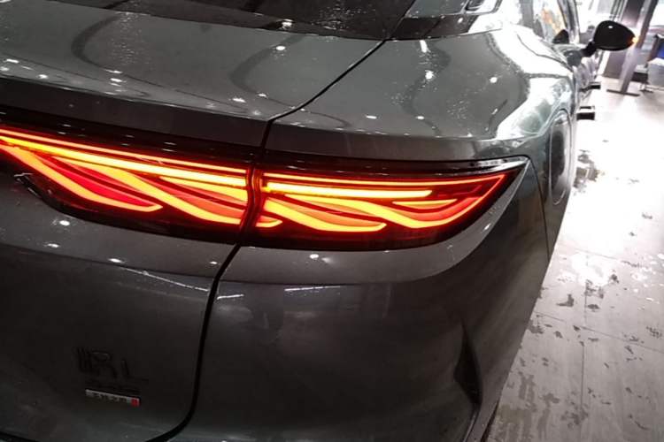 Used BYD Han L 2025 DM-p Four-Wheel-Drive LiDAR Flagship Model Right Rear Taillight