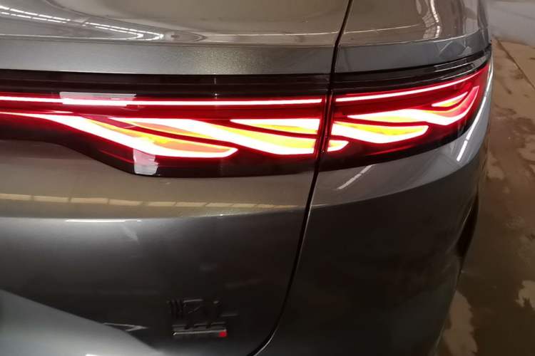 Used BYD Han L 2025 DM-p Four-Wheel-Drive LiDAR Flagship Model Right Rear Taillight