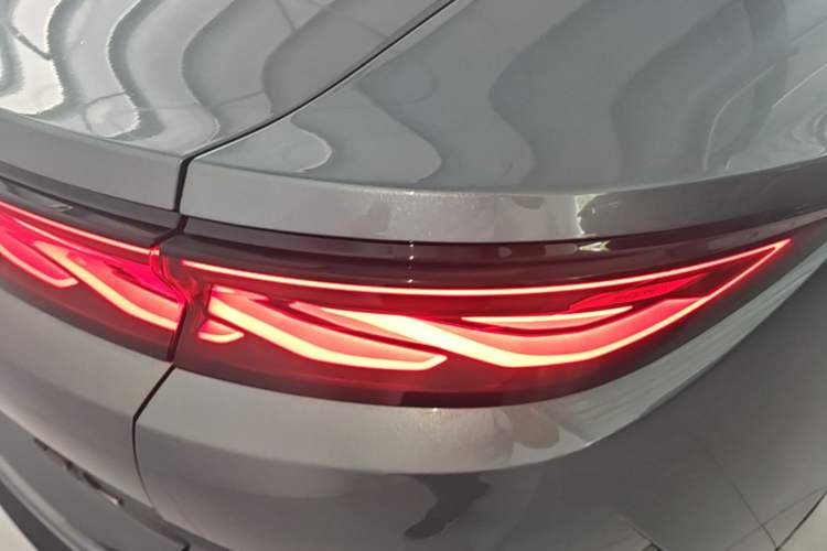 Used BYD Han L 2025 EV 701KM LiDAR Deluxe Edition Right Rear Taillight