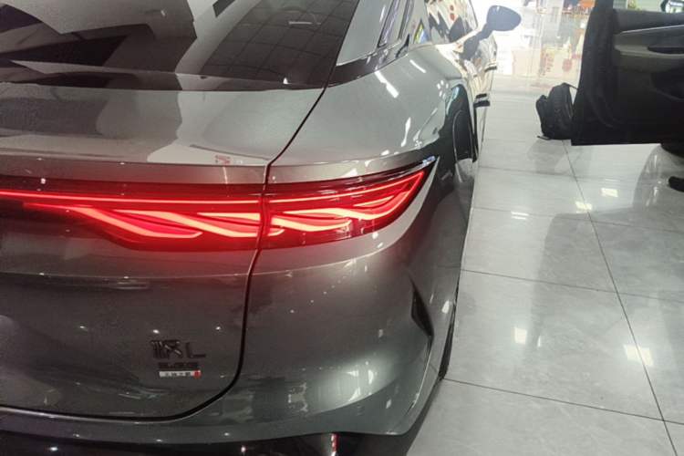 Used BYD Han L 2025 DM-p Four-Wheel-Drive LiDAR Flagship Model Right Rear Taillight
