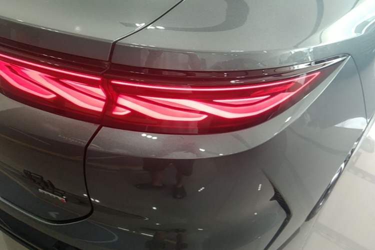 Used BYD Han L 2025 DM-p Four-Wheel-Drive LiDAR Flagship Model Right Rear Taillight