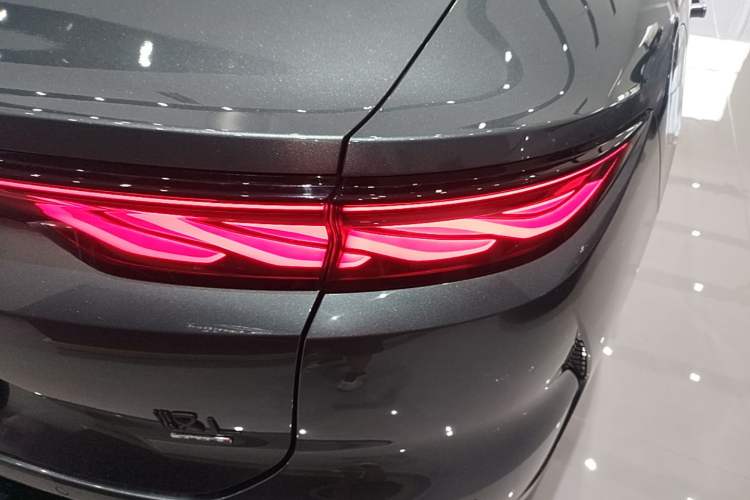 Used BYD Han L 2025 DM-i 200km LiDAR Flagship Model Right Rear Taillight