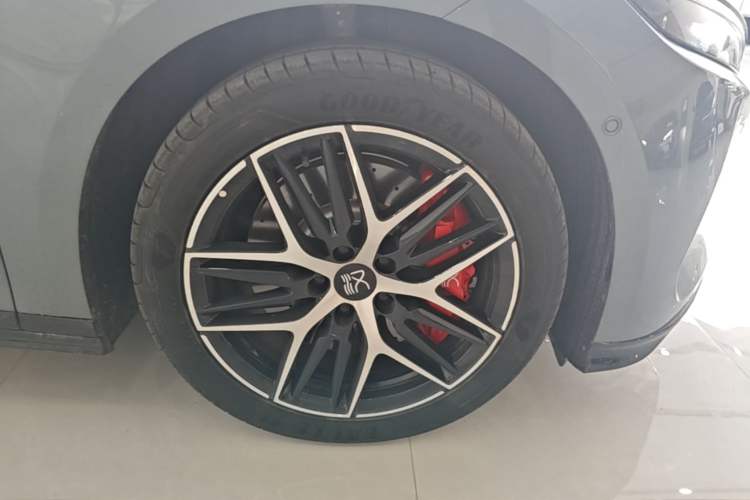 Used BYD Han L 2025 DM-p Four-Wheel-Drive LiDAR Flagship Model Right Rear Wheel Hub