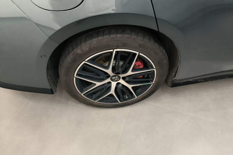 Used BYD Han L 2025 DM-p Four-Wheel-Drive LiDAR Flagship Model Right Rear Wheel Hub