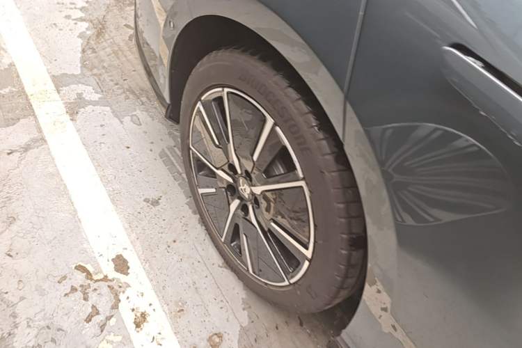 Used BYD Han L 2025 DM-i 200KM LiDAR Luxury Model Right Rear Wheel Hub