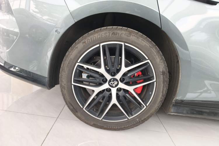 Used BYD Han L 2025 DM-p Four-Wheel-Drive LiDAR Flagship Model Right Rear Wheel Hub