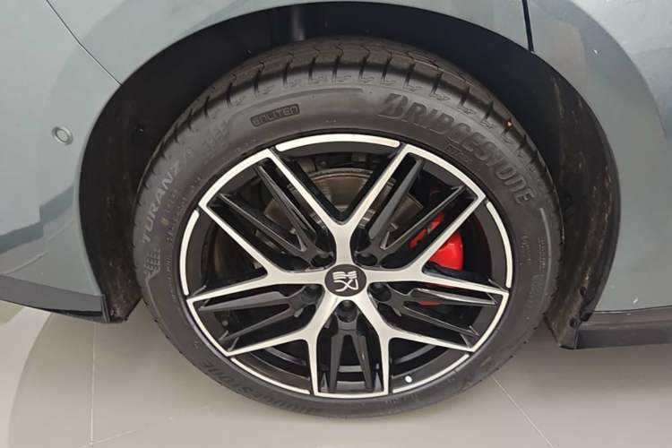 Used BYD Han L 2025 DM-p Four-Wheel-Drive LiDAR Flagship Model Right Rear Wheel Hub