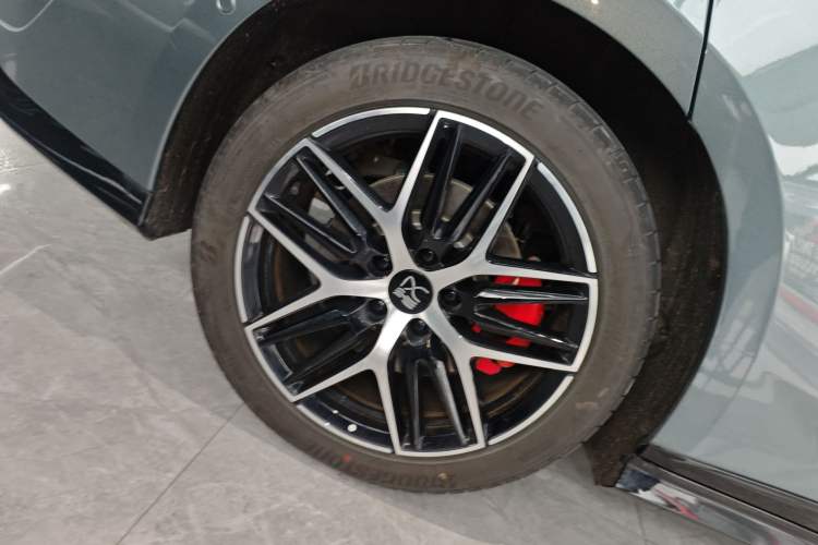 Used BYD Han L 2025 DM-p Four-Wheel-Drive LiDAR Flagship Model Right Rear Wheel Hub
