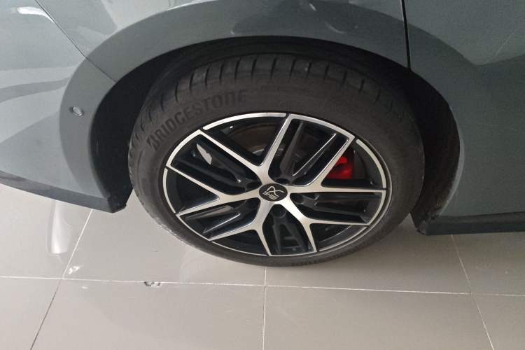 Used BYD Han L 2025 DM-p Four-Wheel-Drive LiDAR Flagship Model Right Rear Wheel Hub